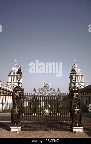 Portes en fer forgé traditionnel à Greenwich, Londres. Banque D'Images