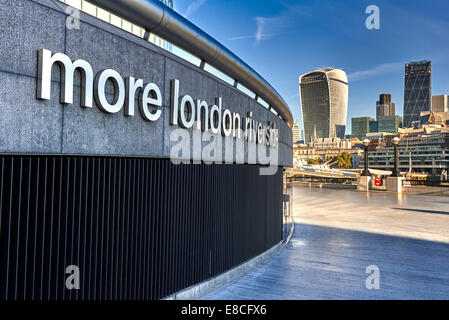 Plus London est un développement sur la rive sud de la Tamise, immédiatement au sud-ouest de Tower Bridge à Londres Banque D'Images