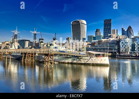 Le HMS Belfast est un bateau musée, à l'origine un croiseur léger de la Royal Navy, amarré en permanence à Londres sur la Tamise Banque D'Images