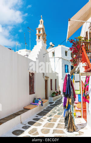 Petite chapelle blanche dans une ruelle de Chora de Mykonos, Cyclades, Grèce Banque D'Images