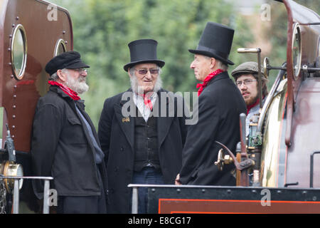 Quatre exploitants de trains à vapeur vêtus de costumes historiques - NRM Shildon 10e anniversaire du gala annuel de la vapeur 21 Septembre 2014 Banque D'Images