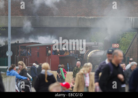 Les spectateurs et les passagers à Shildon GRN 10e anniversaire du gala annuel de la vapeur Dimanche 21 Septembre 2014 Banque D'Images