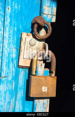 Cadenas en porte en bois bleu en Grèce Banque D'Images