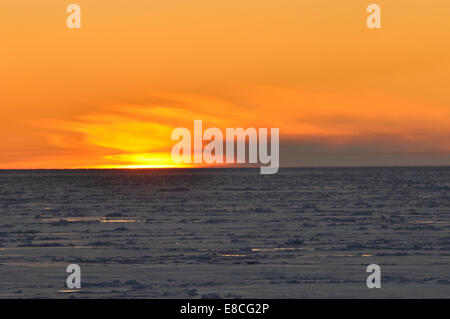 Coucher du soleil de l'Arctique Le soleil plonge sous l'horizon du 1er septembre, 2009. Banque D'Images