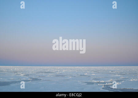 L'image capture les couleurs époustouflantes du ciel au-dessus de l'océan Arctique le 1er septembre 2009. Cette scène naturelle met en valeur les teintes changeantes à un moment particulier dans le temps, illustrant les paysages sombres et magnifiques de la région arctique, où la lumière et l'atmosphère créent un ciel éclatant et dramatique. Banque D'Images