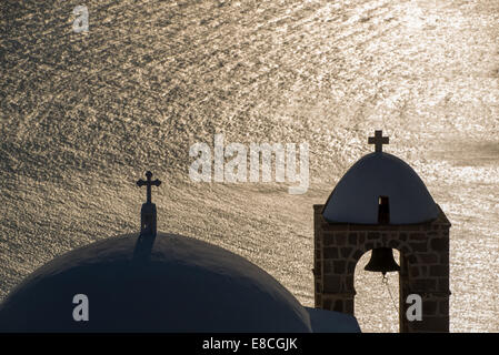 Silhouette de clocher et de réflexion en mer à Plaka, Milos, Grèce Banque D'Images
