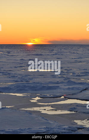 Feu et Glace Le soleil plonge sous l'horizon du 1er septembre, 2009. Banque D'Images