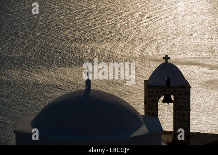 Silhouette de clocher et de réflexion en mer à Plaka, Milos, Grèce Banque D'Images