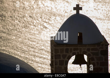 Silhouette de clocher et de réflexion en mer à Plaka, Milos, Grèce Banque D'Images