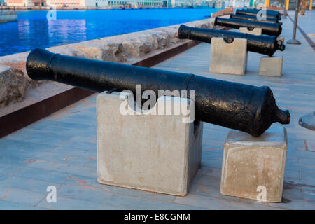 Musée Naval de Cartagena en canon avec le port à Murcia Espagne Banque D'Images