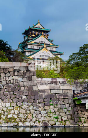 Vue du coucher de la tour principale du château d'Osaka, au Japon. Banque D'Images