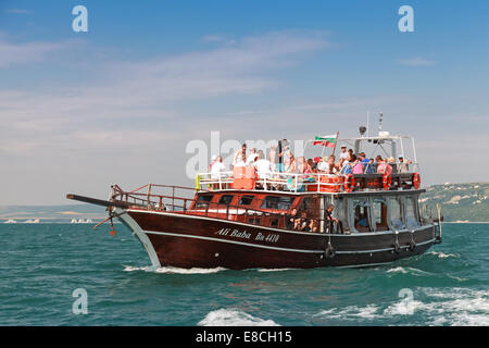 BURGAS, BULGARIE - 18 juillet 2014 : bateau de plaisance en bois plein de touristes va sur la mer Noire dans la baie de Burgas, Bulgarie Banque D'Images