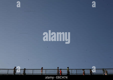 Mae Sot, en Thaïlande. 5Th Oct, 2014. Travailleurs migrants birmans qui traversent la frontière entre la Thaïlande et le pont de l'amitié dans l'bordertown Mae Sot, en Thaïlande. Après des semaines d'enquêtes, la police thaïlandaise a arrêté trois hommes Birmans sur le meurtre de deux touristes britanniques David Miller et Hannah Witheridge sur la maison de vacances île de Koh Tao.La communauté des travailleurs migrants birmans est en alerte et les craintes d'une entreprise répondre à ces meurtres sur les travailleurs migrants à l'intérieur de la Thaïlande par les responsables thaïlandais. Credit : ZUMA Press, Inc./Alamy Live News Banque D'Images