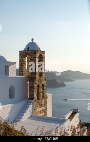 Viwe à l'église de Plaka à Milos en Grèce Banque D'Images