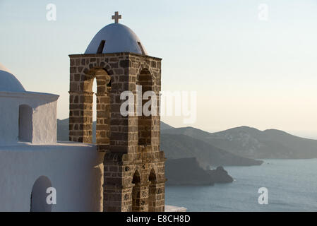 Viwe à l'église de Plaka à Milos en Grèce Banque D'Images