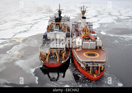 Attaché OCÉAN ARCTIQUE - Le Navire de la Garde côtière canadienne Louis S. St-Laurent étroits jusqu'à les garde-côte de Healy dans l'océan Arctique le 5 septembre 2009. Les deux navires prennent part à un programme pluriannuel d'office dans l'Arctique qui aidera à définir l'Arctique Banque D'Images