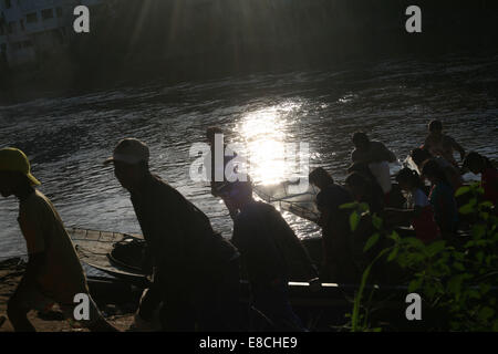 Mae Sot, en Thaïlande. 5Th Oct, 2014. Travailleurs migrants birmans traversant la rivière Moei qui forme la frontière naturelle entre la Thaïlande et la Birmanie dans l'bordertown Mae Sot, en Thaïlande. Après des semaines d'enquêtes, la police thaïlandaise a arrêté trois hommes Birmans sur le meurtre de deux touristes britanniques David Miller et Hannah Witheridge sur la maison de vacances île de Koh Tao.La communauté des travailleurs migrants birmans est en alerte et les craintes d'une entreprise répondre à ces meurtres sur les travailleurs migrants à l'intérieur de la Thaïlande par les responsables thaïlandais. Credit : ZUMA Press, Inc./Alamy Live News Banque D'Images