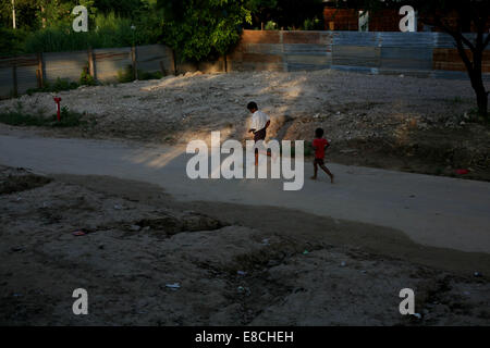 Mae Sot, en Thaïlande. 5Th Oct, 2014. Un travailleurs migrants birmans joue au soccer avec sur les rives de la rivière Moei qui forme la frontière naturelle entre la Thaïlande et la Birmanie dans l'bordertown Mae Sot, en Thaïlande. Après des semaines d'enquêtes, la police thaïlandaise a arrêté trois hommes Birmans sur le meurtre de deux touristes britanniques David Miller et Hannah Witheridge sur la maison de vacances île de Koh Tao.La communauté des travailleurs migrants birmans est en alerte et les craintes d'une entreprise répondre à ces meurtres sur les travailleurs migrants à l'intérieur de la Thaïlande par les responsables thaïlandais. Credit : ZUMA Press, Inc./Alamy Live News Banque D'Images