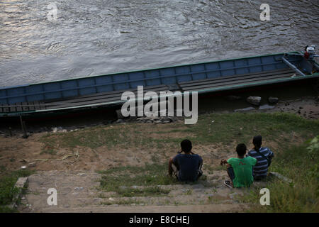 Mae Sot, en Thaïlande. 5Th Oct, 2014. Travailleurs migrants birmans sur les berges de la rivière Moei qui forme la frontière naturelle entre la Thaïlande et la Birmanie dans l'bordertown Mae Sot, en Thaïlande. Après des semaines d'enquêtes, la police thaïlandaise a arrêté trois hommes Birmans sur le meurtre de deux touristes britanniques David Miller et Hannah Witheridge sur la maison de vacances île de Koh Tao.La communauté des travailleurs migrants birmans est en alerte et les craintes d'une entreprise répondre à ces meurtres sur les travailleurs migrants à l'intérieur de la Thaïlande par les responsables thaïlandais. La Thaïlande a estimé un 4. Credit : ZUMA Press, Inc./Alamy Live N Banque D'Images