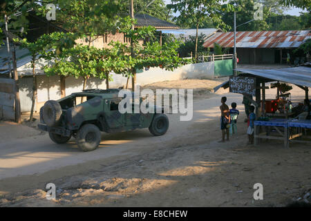 Mae Sot, en Thaïlande. 5Th Oct, 2014. Un véhicule transportant des soldats sur les rives de la rivière Moei qui forme la frontière naturelle entre la Thaïlande et la Birmanie dans l'bordertown Mae Sot, en Thaïlande. Après des semaines d'enquêtes, la police thaïlandaise a arrêté trois hommes Birmans sur le meurtre de deux touristes britanniques David Miller et Hannah Witheridge sur la maison de vacances île de Koh Tao.La communauté des travailleurs migrants birmans est en alerte et les craintes d'une entreprise répondre à ces meurtres sur les travailleurs migrants à l'intérieur de la Thaïlande par les responsables thaïlandais. Credit : ZUMA Press, Inc./Alamy Live News Banque D'Images