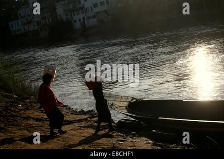 Mae Sot, en Thaïlande. 5Th Oct, 2014. Travailleurs migrants birmans traversant la rivière Moei qui forme la frontière naturelle entre la Thaïlande et la Birmanie dans l'bordertown Mae Sot, en Thaïlande. Après des semaines d'enquêtes, la police thaïlandaise a arrêté trois hommes Birmans sur le meurtre de deux touristes britanniques David Miller et Hannah Witheridge sur la maison de vacances île de Koh Tao.La communauté des travailleurs migrants birmans est en alerte et les craintes d'une entreprise répondre à ces meurtres sur les travailleurs migrants à l'intérieur de la Thaïlande par les responsables thaïlandais. Credit : ZUMA Press, Inc./Alamy Live News Banque D'Images