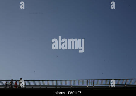 Mae Sot, en Thaïlande. 5Th Oct, 2014. Travailleurs migrants birmans qui traversent la frontière entre la Thaïlande et le pont de l'amitié dans l'bordertown Mae Sot, en Thaïlande. Après des semaines d'enquêtes, la police thaïlandaise a arrêté trois hommes Birmans sur le meurtre de deux touristes britanniques David Miller et Hannah Witheridge sur la maison de vacances île de Koh Tao.La communauté des travailleurs migrants birmans est en alerte et les craintes d'une entreprise répondre à ces meurtres sur les travailleurs migrants à l'intérieur de la Thaïlande par les responsables thaïlandais. Credit : ZUMA Press, Inc./Alamy Live News Banque D'Images