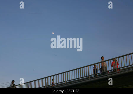 Mae Sot, en Thaïlande. 5Th Oct, 2014. Travailleurs migrants birmans qui traversent la frontière entre la Thaïlande et le pont de l'amitié dans l'bordertown Mae Sot, en Thaïlande. Après des semaines d'enquêtes, la police thaïlandaise a arrêté trois hommes Birmans sur le meurtre de deux touristes britanniques David Miller et Hannah Witheridge sur la maison de vacances île de Koh Tao.La communauté des travailleurs migrants birmans est en alerte et les craintes d'une entreprise répondre à ces meurtres sur les travailleurs migrants à l'intérieur de la Thaïlande par les responsables thaïlandais. Credit : ZUMA Press, Inc./Alamy Live News Banque D'Images