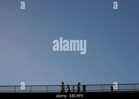 Mae Sot, en Thaïlande. 5Th Oct, 2014. Travailleurs migrants birmans qui traversent la frontière entre la Thaïlande et le pont de l'amitié dans l'bordertown Mae Sot, en Thaïlande. Après des semaines d'enquêtes, la police thaïlandaise a arrêté trois hommes Birmans sur le meurtre de deux touristes britanniques David Miller et Hannah Witheridge sur la maison de vacances île de Koh Tao.La communauté des travailleurs migrants birmans est en alerte et les craintes d'une entreprise répondre à ces meurtres sur les travailleurs migrants à l'intérieur de la Thaïlande par les responsables thaïlandais. Credit : ZUMA Press, Inc./Alamy Live News Banque D'Images