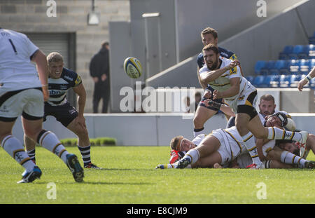 Manchester, Greater Manchester, UK. 5Th Oct, 2014. 5e septembre 2014, demi de mêlée de guêpes CHARLIE DAVIES lance une passe au cours de la Sale Sharks -V- guêpes match au stade AJ Bell : Crédit : Steve Flynn/ZUMA/Alamy Fil Live News Banque D'Images