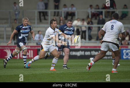 Manchester, Greater Manchester, UK. 5Th Oct, 2014. 5e septembre 2014, les guêpes l'arrière ROB MILLER lance une passe au cours de la Sale Sharks -V- guêpes match au stade AJ Bell : Crédit : Steve Flynn/ZUMA/Alamy Fil Live News Banque D'Images