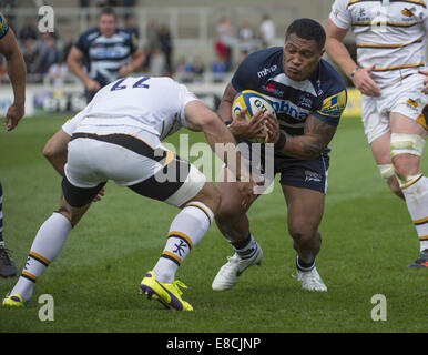Manchester, Greater Manchester, UK. 5Th Oct, 2014. 5e septembre 2014, Sale centre JONNY LEOTA guêpes fonctionne à l'arrière Andrea Masi au cours de la Sale Sharks -V- guêpes match au stade AJ Bell : Crédit : Steve Flynn/ZUMA/Alamy Fil Live News Banque D'Images
