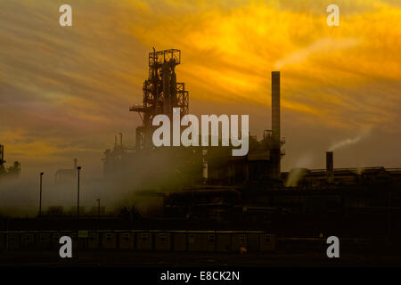 Port Talbot steelworks au coucher du soleil. Paysage industriel. Banque D'Images