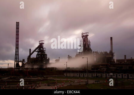 Port Talbot steelworks vers le coucher du soleil, une longue exposition Banque D'Images