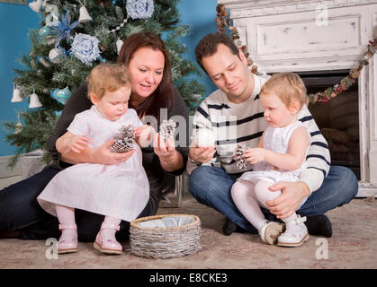 Happy Family Decorating Christmas Tree Banque D'Images