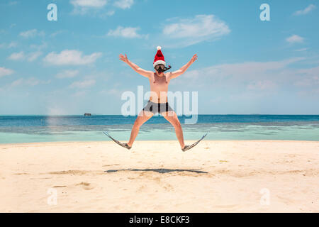 Vacances de Noël - homme à Santa hat sur les Maldives tropical beach Banque D'Images