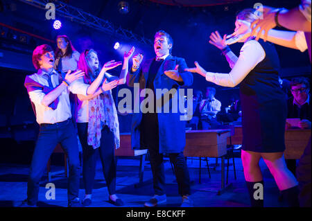 Un groupe de jeunes garçons et filles d'agir d'effectuer dans Cysgu n'Brysur gallois d'un drame musical théâtre jeunesse à l'école ensemble Banque D'Images