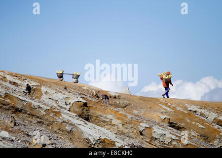 Les travailleurs porteurs de Kawah Ijen en Indonésie Banque D'Images