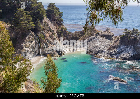 McWay Falls sur la côte en Californie Banque D'Images