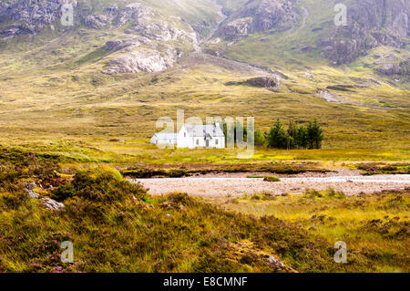 Cabine blanc solitaire dans les highlands écossais à Glencoe Banque D'Images