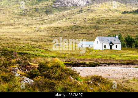 Cabine blanc solitaire dans les highlands écossais à Glencoe Banque D'Images