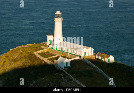 Phare de South stack sur la côte ouest de l'île sacrée partie de l'île d'Anglesey (Sir Ynys Mon) au nord du Pays de Galles UK en été. Banque D'Images