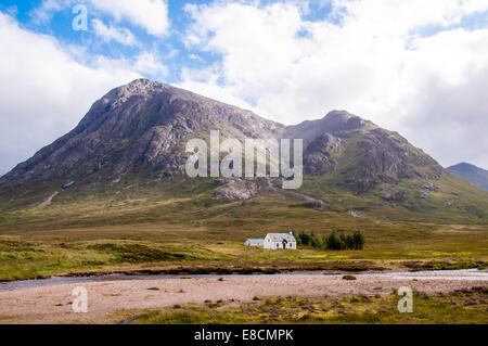 Cabine blanc solitaire dans les highlands écossais à Glencoe Banque D'Images