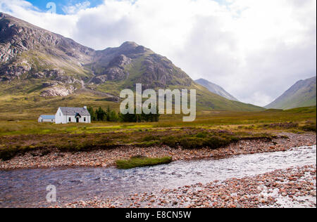 Cabine blanc solitaire dans les highlands écossais à Glencoe Banque D'Images