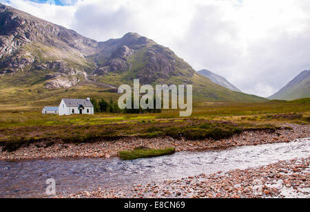 Cabine blanc solitaire dans les highlands écossais à Glencoe Banque D'Images