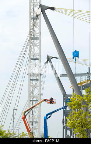 Les plates-formes d'accès à travailler sur les travaux d'agrandissement du stade Etihad, Clayton, Manchester, Angleterre, Royaume-Uni. Banque D'Images