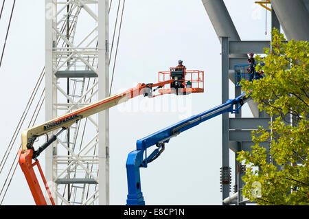 Les plates-formes d'accès à travailler sur les travaux d'agrandissement du stade Etihad, Clayton, Manchester, Angleterre, Royaume-Uni. Banque D'Images