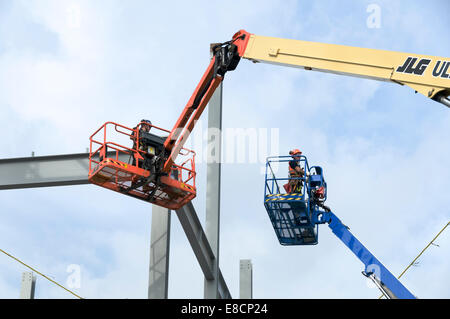 Les plates-formes d'accès à travailler sur les travaux d'agrandissement du stade Etihad, Clayton, Manchester, Angleterre, Royaume-Uni. Banque D'Images