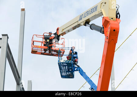 Les plates-formes d'accès à travailler sur les travaux d'agrandissement du stade Etihad, Clayton, Manchester, Angleterre, Royaume-Uni. Banque D'Images