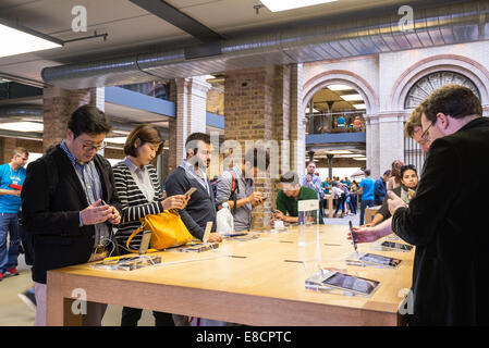 Londres, Royaume-Uni - 26 septembre 2014 : Les clients d'admirer le nouveau Apple iPhone 6 et iPhone 6 Plus à l'Apple Store Inc. Banque D'Images