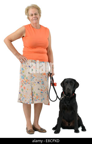 Femme avec labrador noir chien en laisse découper isolé sur fond blanc Banque D'Images